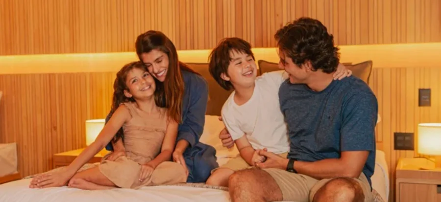 familia sentada na cama