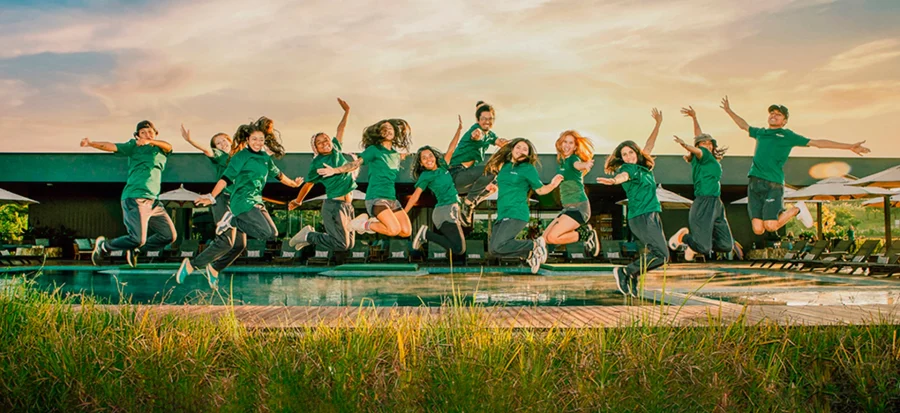 equipe de recreação pulando juntos para a foto