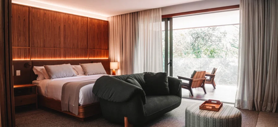 bangalo modelo do clara arte com vista, sofa e cama de casal