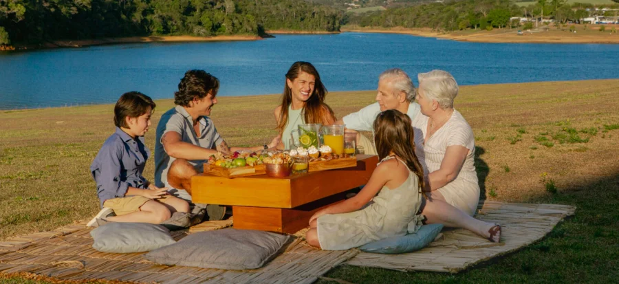 familia fazendo picnic na represa do clara ibiuna