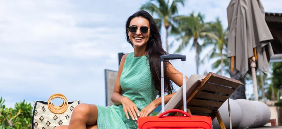 mulher sentada com malas de viagem