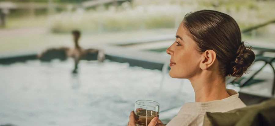 mulher feliz olhando para o horizonte