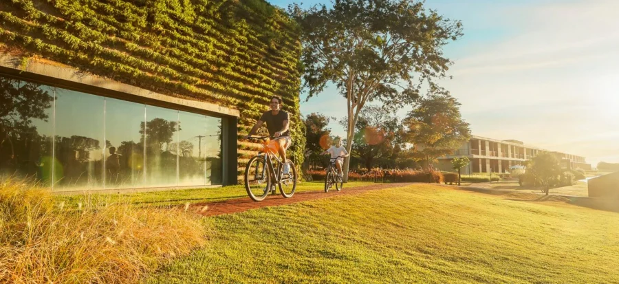 casal passeando de bicicleta pelo clara dourado