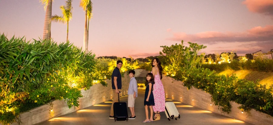 familia chegando no resort para aproveitar