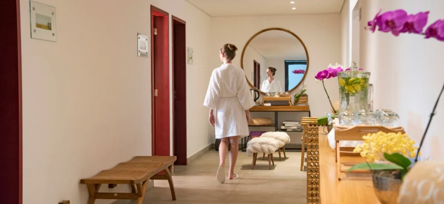 mulher na entrada do spa do resort