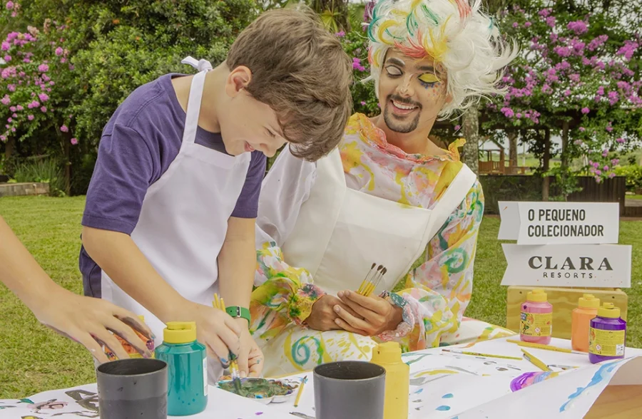 menino fazendo arte com monitor do clara dourado