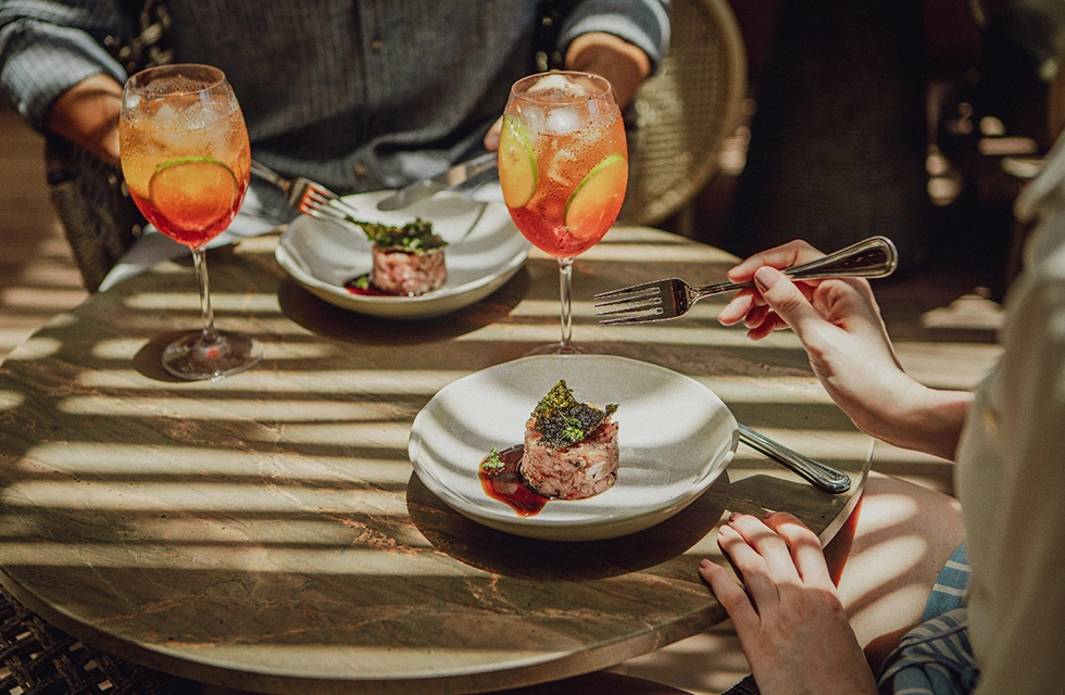 mesa posta com um dos pratos servidos pela culinária do Clara Resort