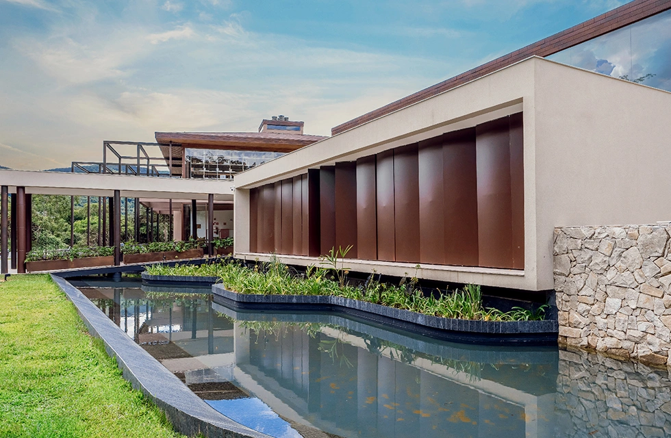 espaço externo do Clara Resort com arquitetura moderna e paisagem para a natureza