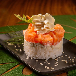 comida japonesa feita com gohan, salmão e cream cheese