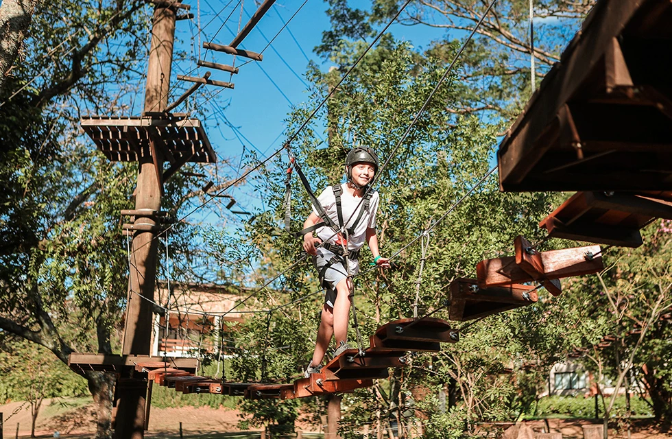 momento de lazer para crianças que gostam de aventuras; o clara dourado oferece arvorismo com máxima segurança e ar fresco