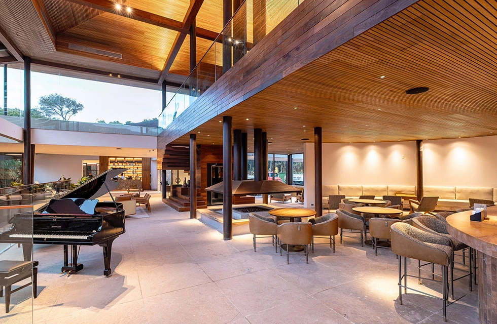 ambiente aconchegante com piano para recepcionar hóspedes do resort e proporcionar uma boa estadia no local