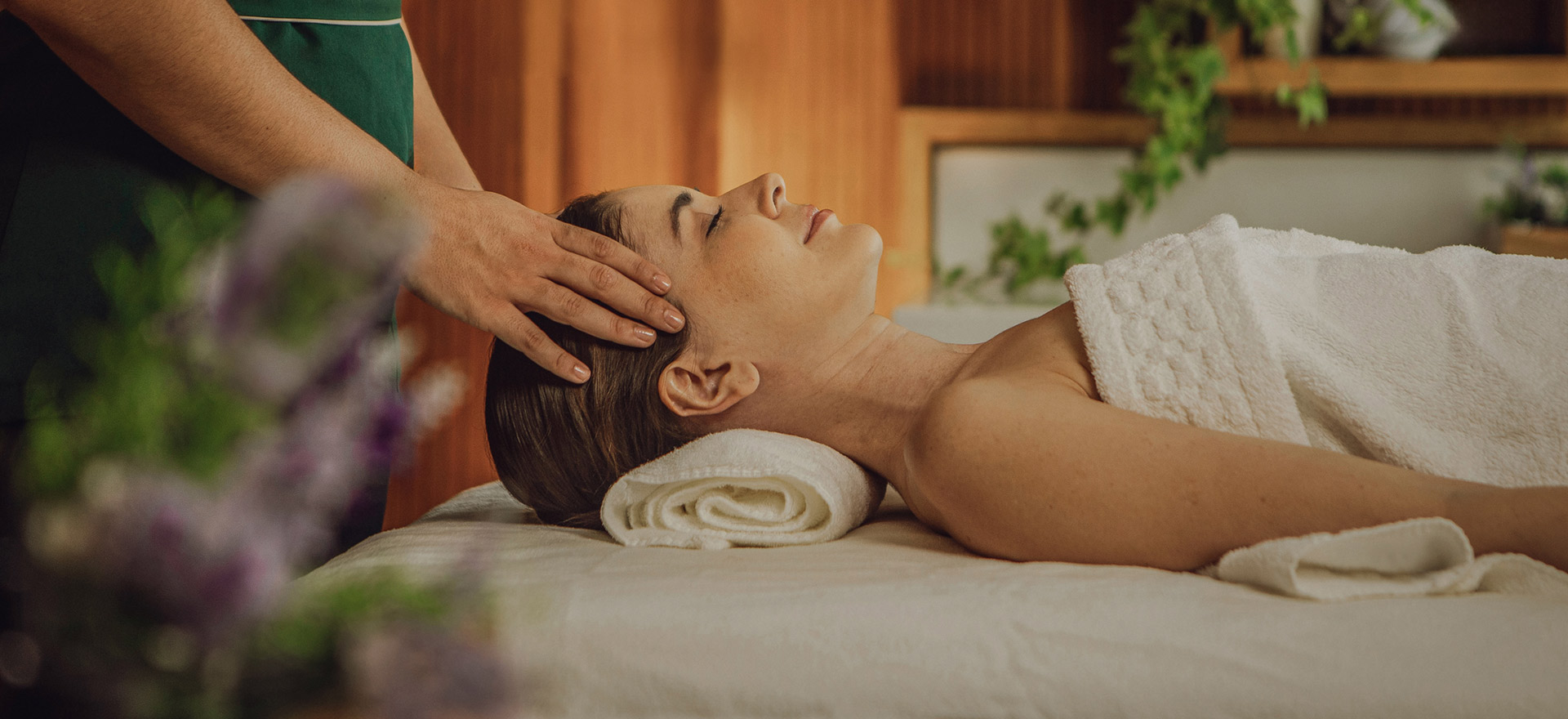 hóspede mulher recebendo massagem relaxante no spa do resort