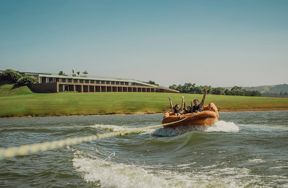 família realizando passeio de lancha na represa do Clara Ibiúna