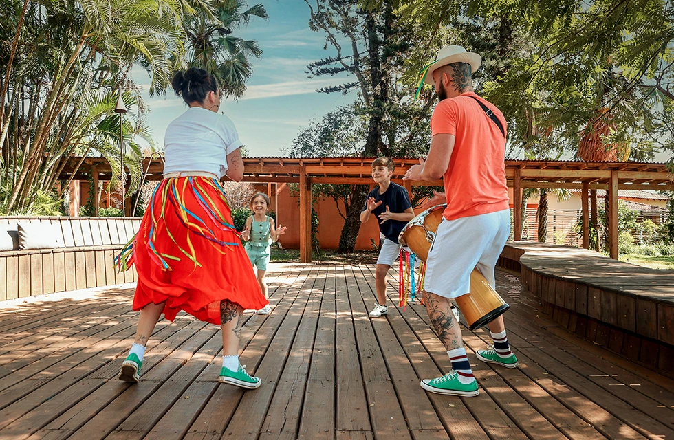 pessoas adultas dançando com crianças no Clara Dourado para um momento de descontração e diversão