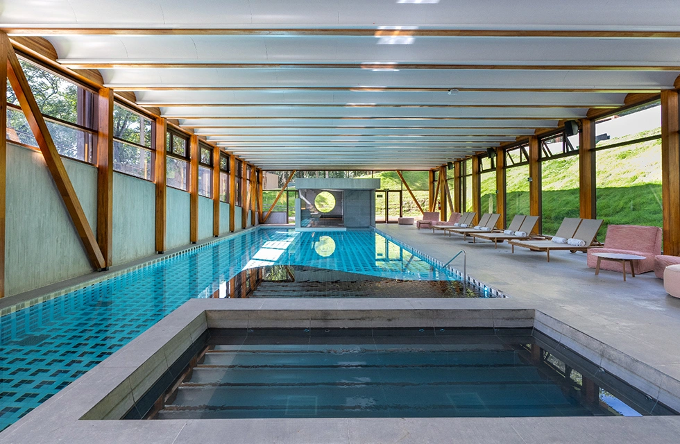 piscina aquecida coberta no resort