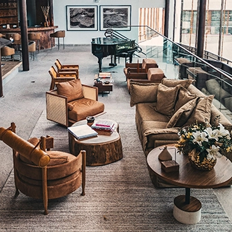 recepção do resort com poltronas marrons e bege