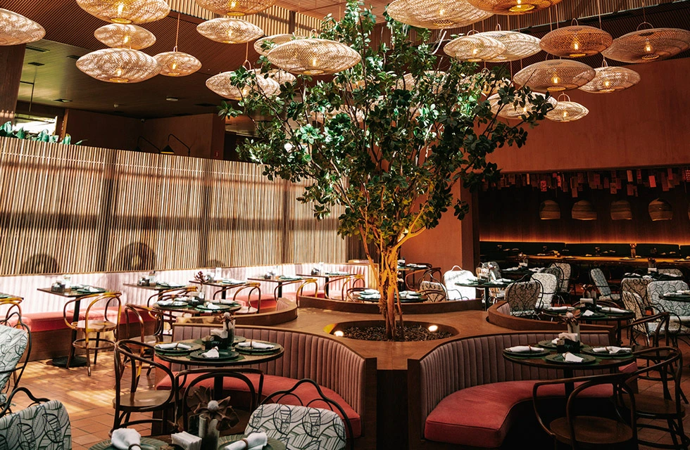 restaurante do resort com decoração sofisticada para proporcionar aos hóspedes uma estadia confortável e de requinte