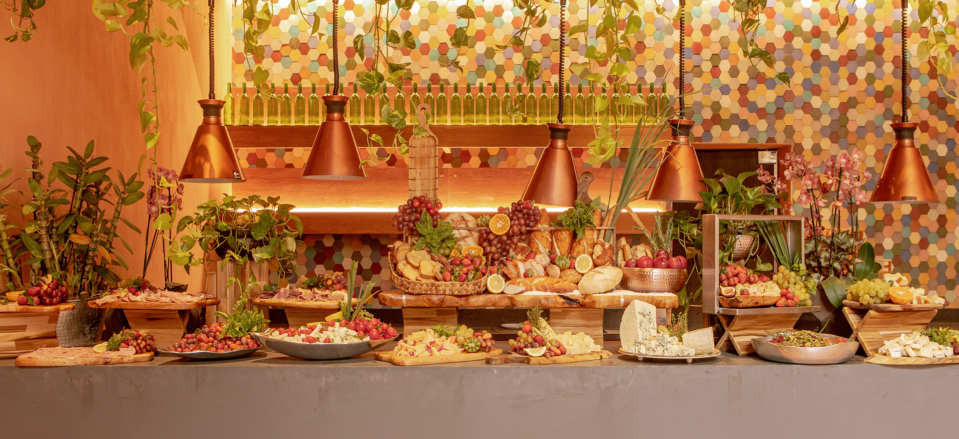 mesa de self service com comidas e quitutes saudáveis para os hóspedes do resort