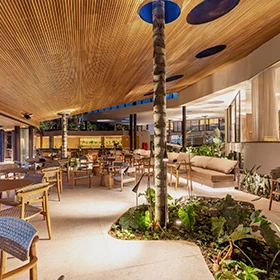 o resort oferece diversos espaços para as pessoas poderem escolher, dentre eles, a área externa, que embora seja externa, tem cobertura para proteção e bem-estar dos seus hóspedes