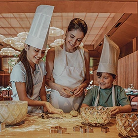 chef de cozinha e duas crianças em um momento de culinária no resort para descontração, envolvimento e interatividade