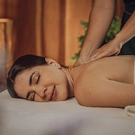 mulher aproveita seu período de férias para desligar-se do cotidiano e relaxar no spa do resort onde está hospedada