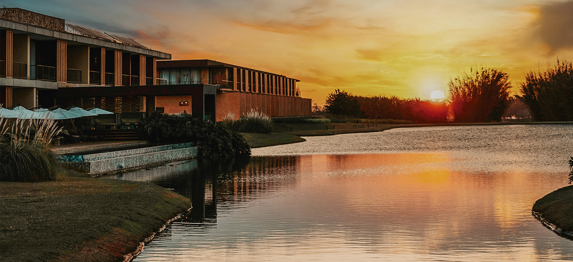 fim de tarde no resort com vista belíssima para o pôr-do-sol
