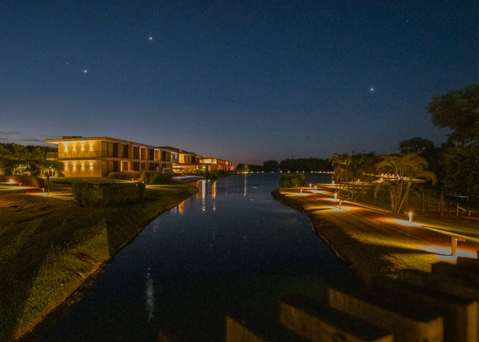 área externa do clara resort com vista limpa para o céu e beleza do local com iluminação