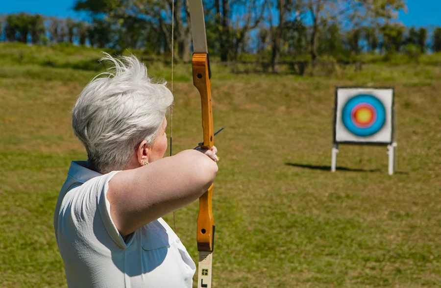 mulher fazendo arco e flecha
