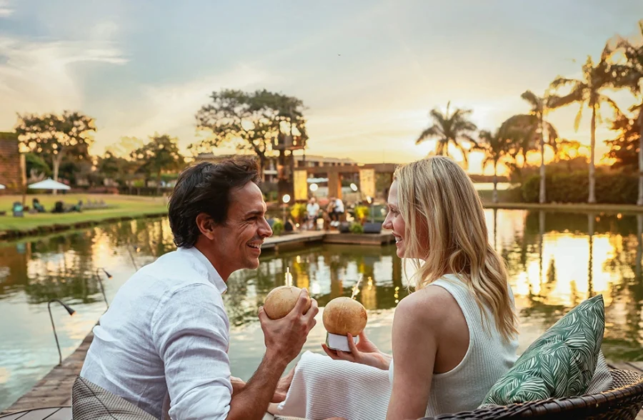 casal brindando com por do sol no clara dourado