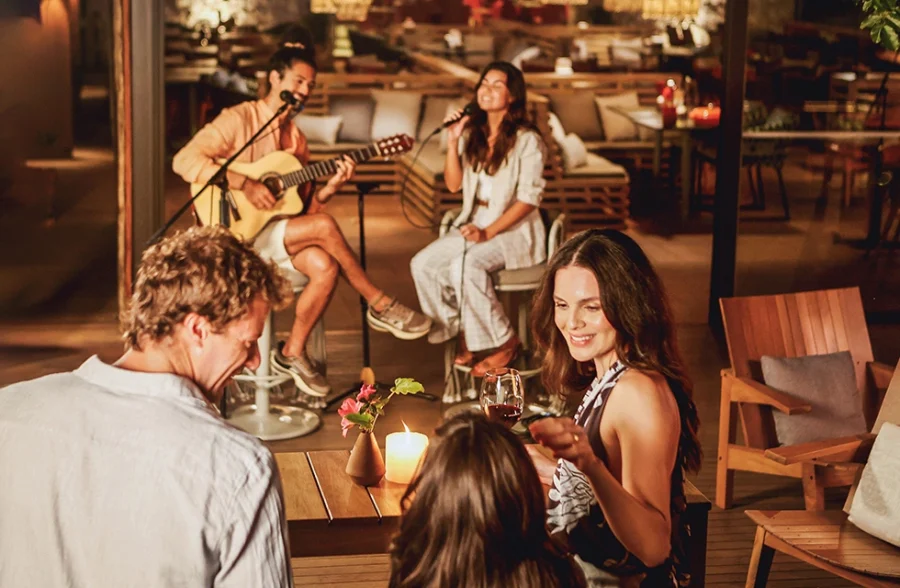 pessoas no show de musica ao vivo com drink na mão no clara ibiuna