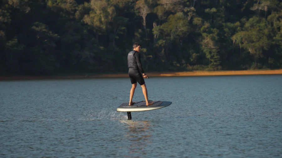 Homem fazendo e-fil na represa do clara ibiuna