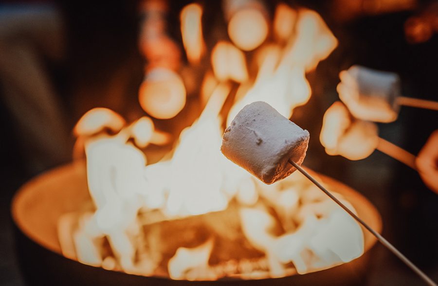 fogueira e marshmallow no palito