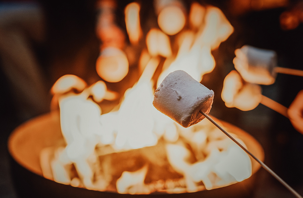 fogueira e marshmallow no palito