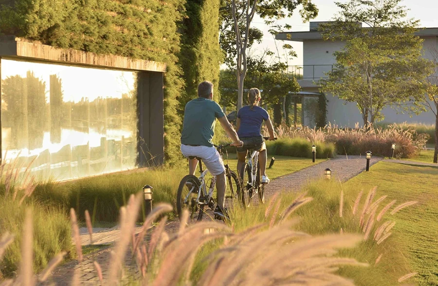 casal passeando de bike