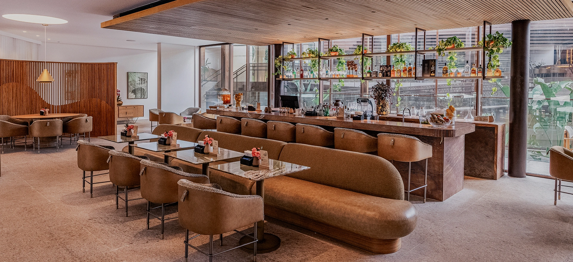 decoracao do bar do clara arte com mesas e cadeiras modernas