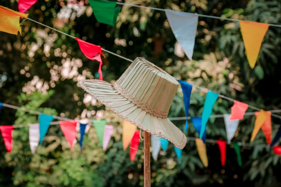 Bandeirinhas que lembram festa junina com chapéu caipira