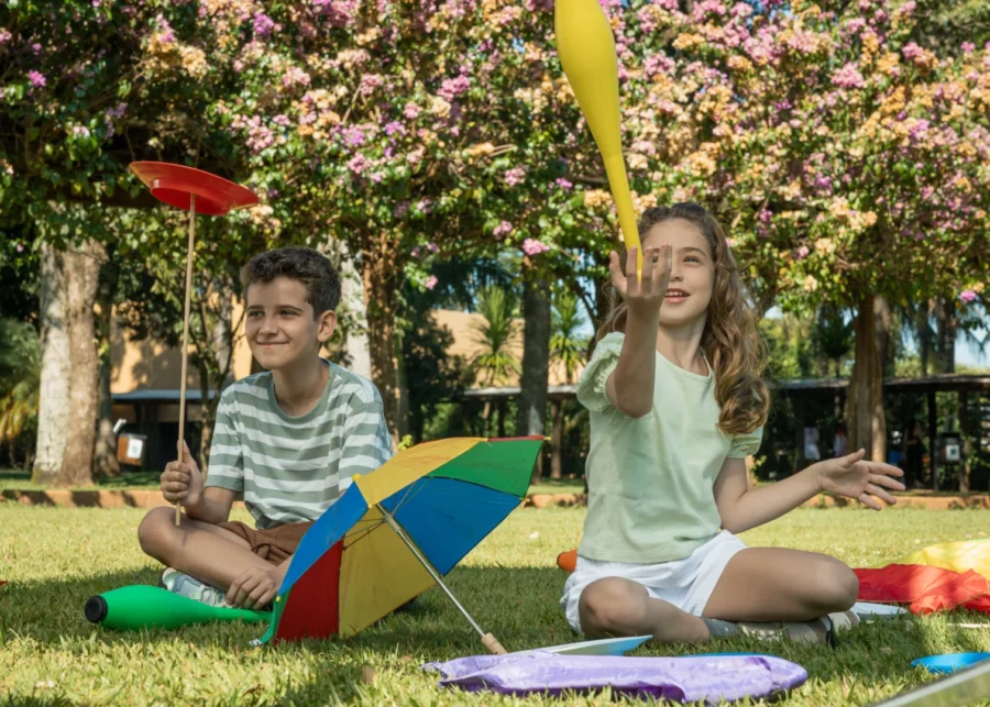 Crianças brincando tranquilas enquanto seus pais descansam