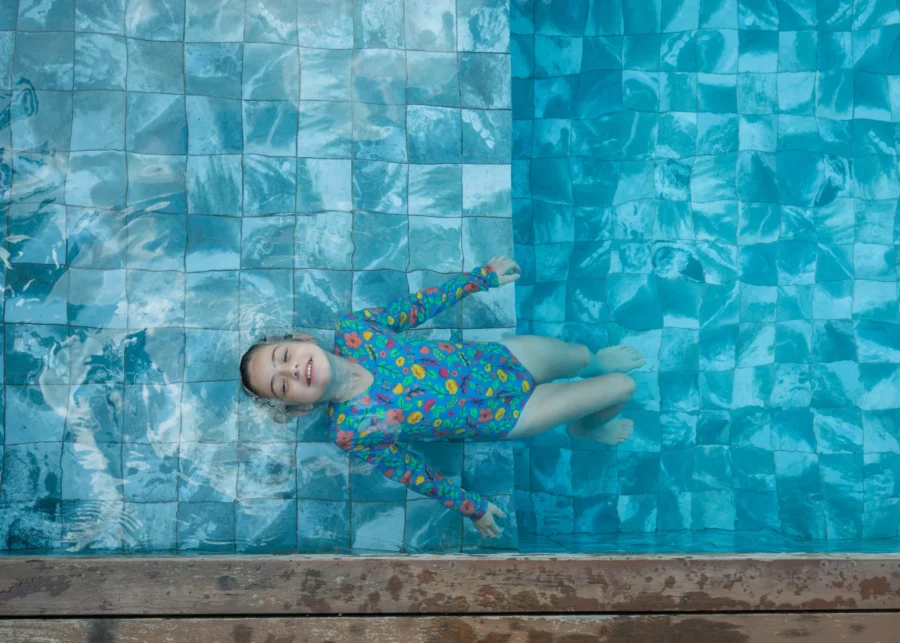 Criança se divertindo no resort com piscina aquecida