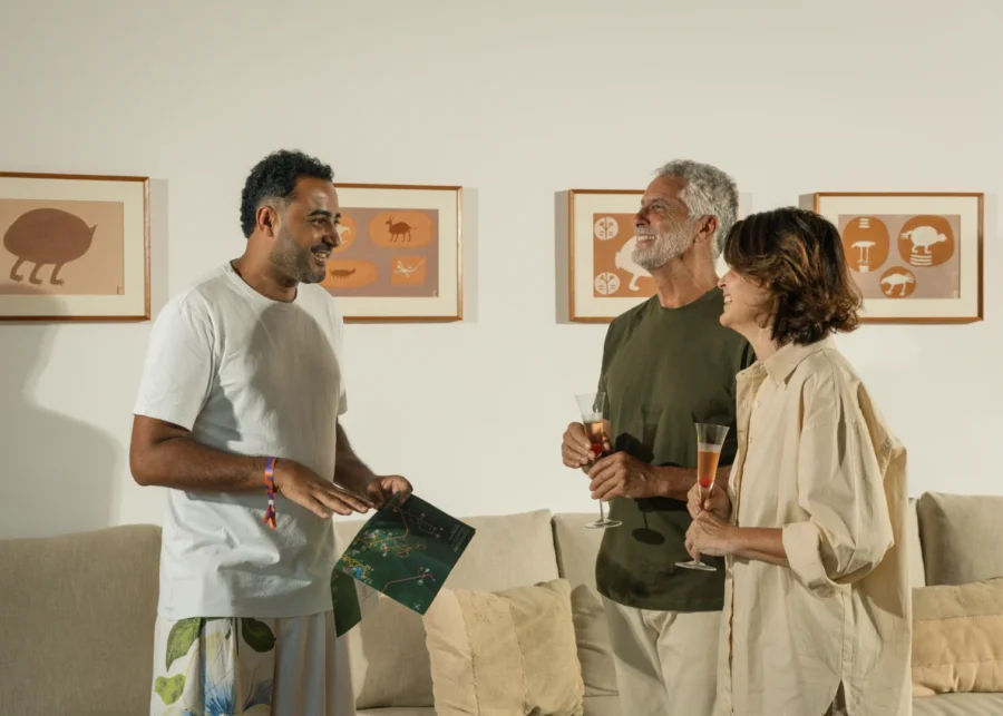 Atendente do Clara Resorts conversando com um casal que precisou fazer uma viagem de última hora para explicar como funciona o resort