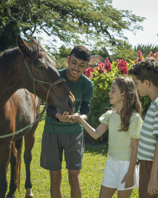 Conheça o Clara Dourado, resort fazenda com Clara Farm, animais, trilhas, aventura e conforto para viver a natureza em família.